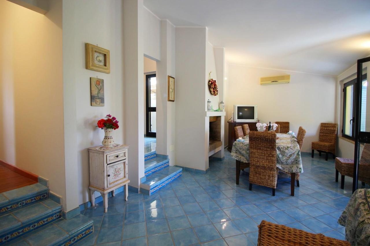 Azzurra Nel Centro Di Villa